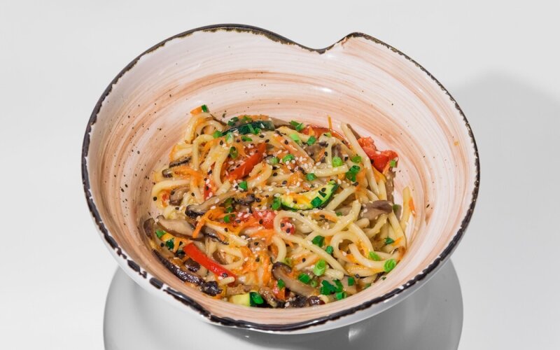 Лапша удон с грибами шиитаке и ореховым соусом