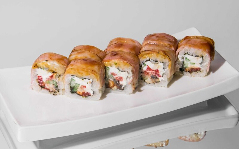 Опаленный ролл с угрём и беконом