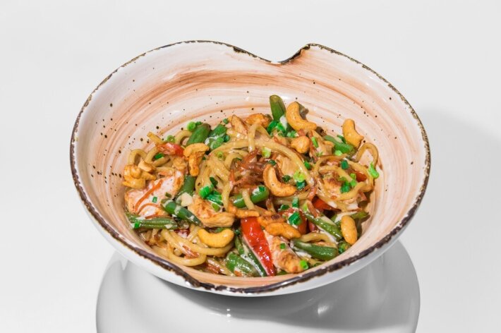 Лапша удон с курицей и соусом Айоли