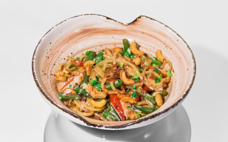 Лапша удон с курицей и соусом Айоли