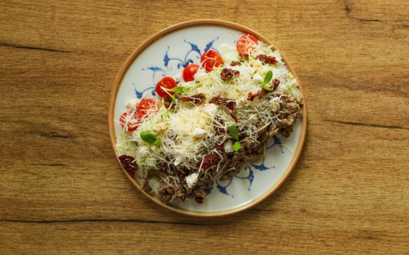 Салат с говядиной, вялеными томатами и сезонными овощами