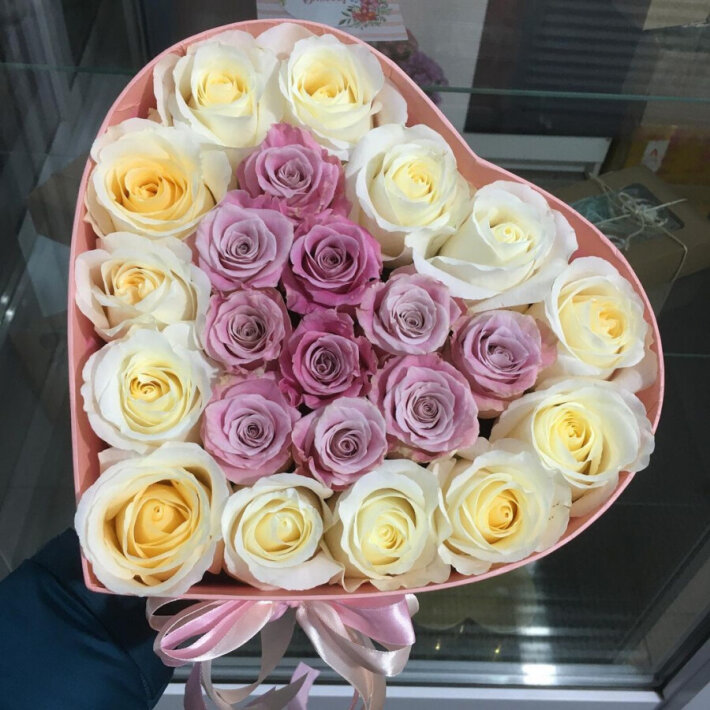 Коробка «Двухцветное сердце из роз»