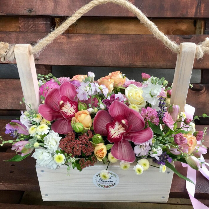 Сборная композиция с орхидеями в Loft ящичке