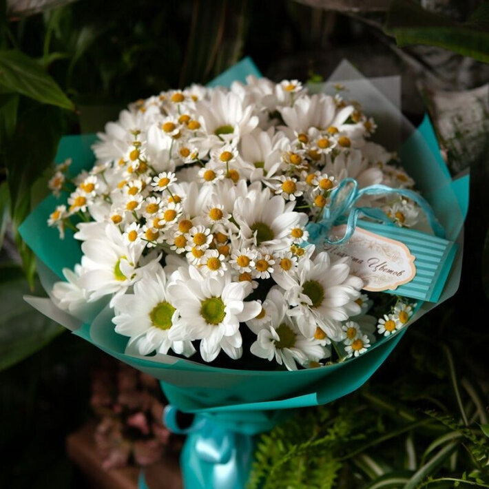 Букет из ромашек и хризантем