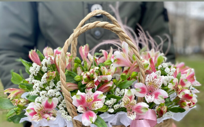 Корзина из альстромерии 3