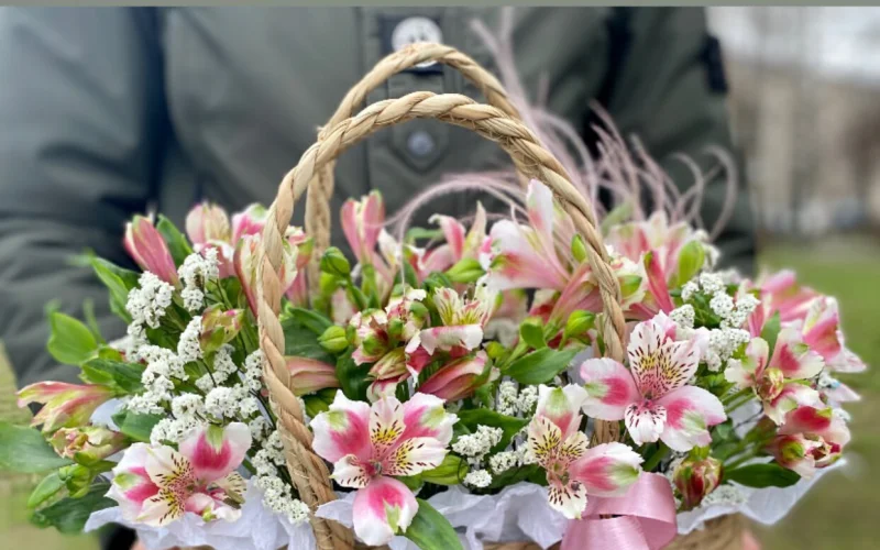 Корзина из альстромерии 3