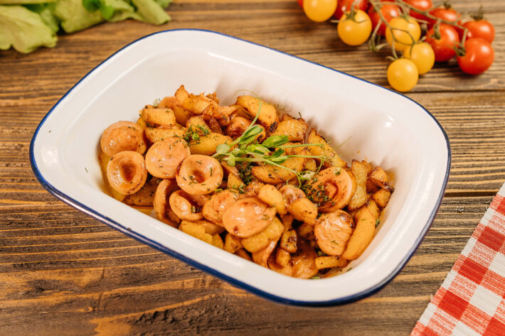 Жареная картошка с луком и сосисками