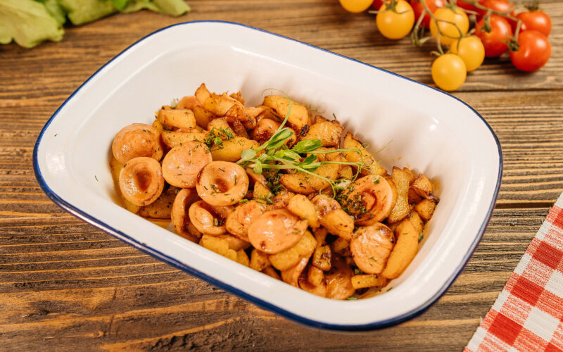 Жареная картошка с луком и сосисками