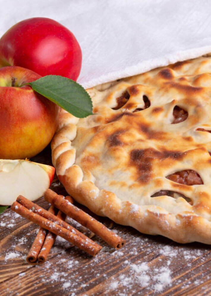 Пирог с яблоками и корицей
