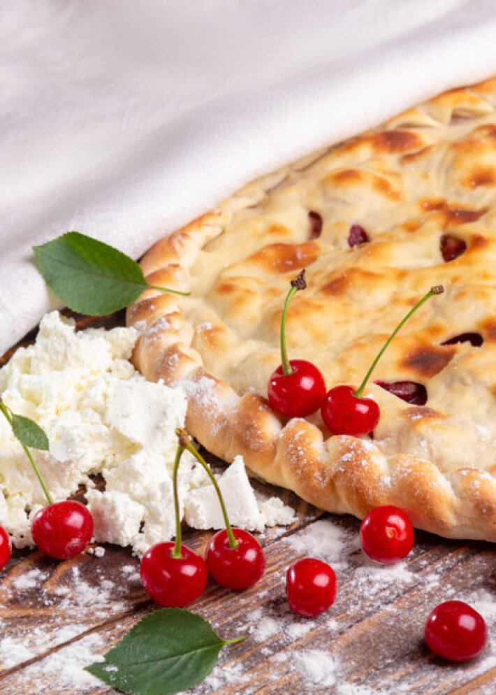 Пирог с творогом и вишней