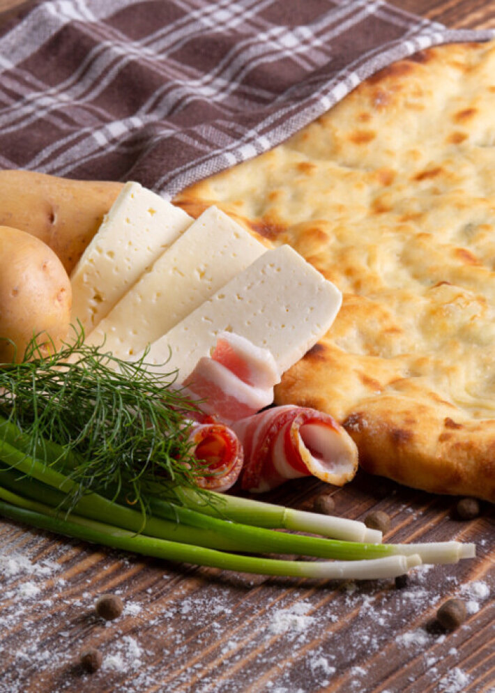 Пирог с картофелем, грудинкой и сыром