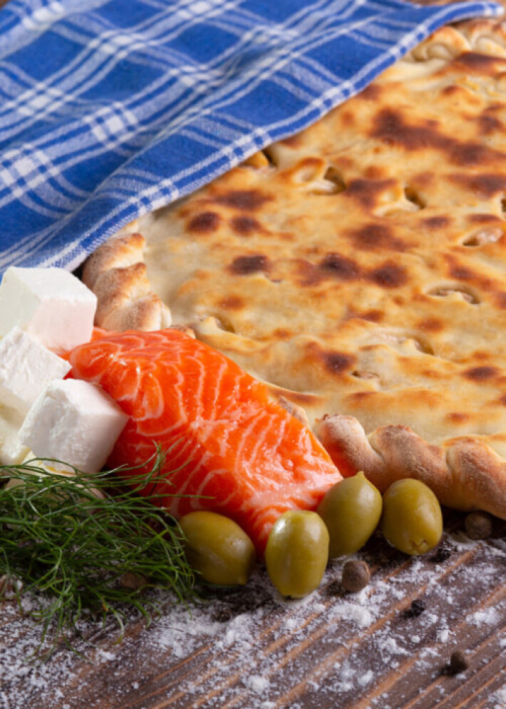 Пирог с сёмгой и соусом «Цезарь»