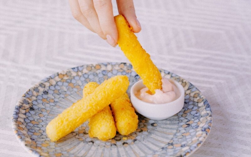 Сырные палочки с розовым соусом