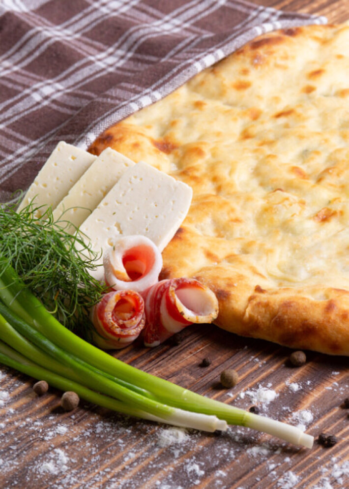 Пирог с сыром и грудинкой
