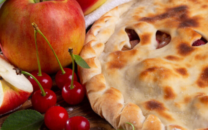 Пирог с вишней и яблоками