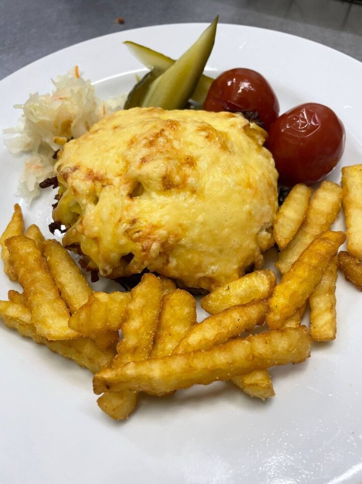 Мясо «По-чешски» с картофелем фри