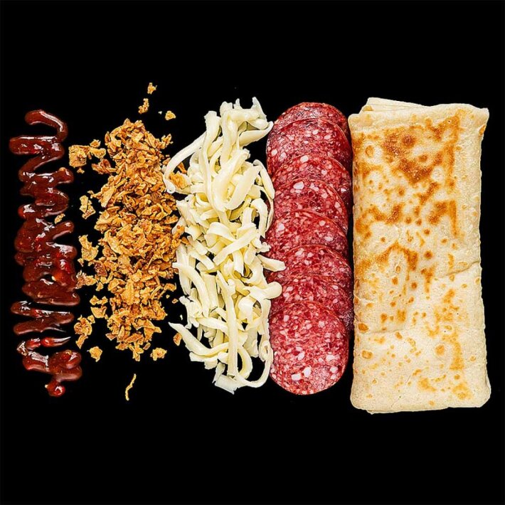 Блин с салями, сыром, луком и острым соусом