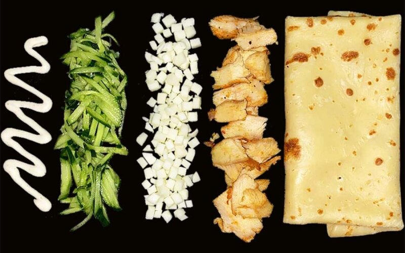 Блин с курицей, сыром, свежим огурцом и трюфельным соусом
