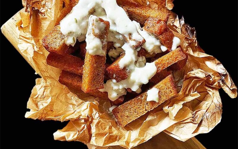 Чесночные гренки с белым соусом