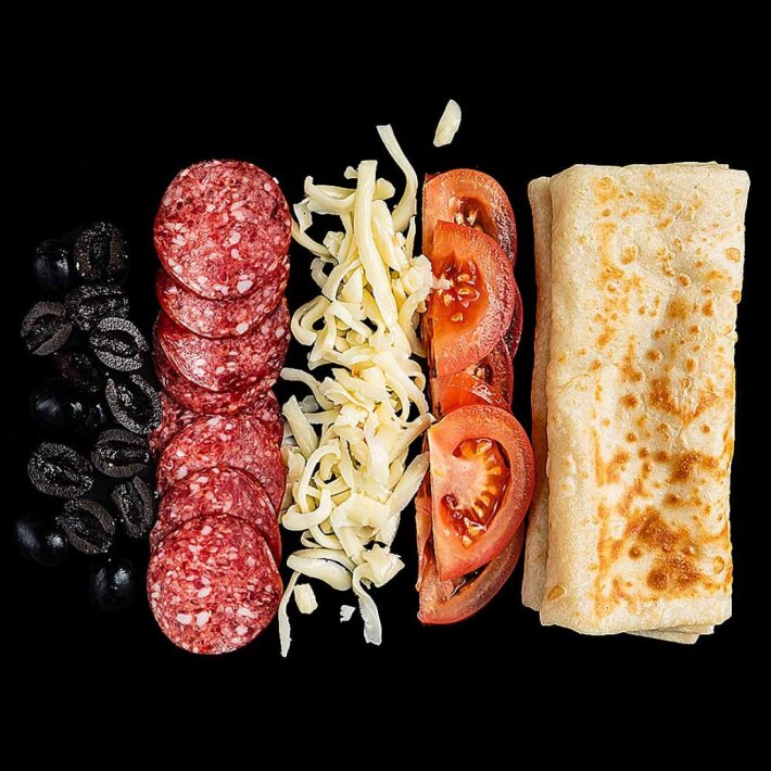 Блин с салями, сыром, томатами и маслинами