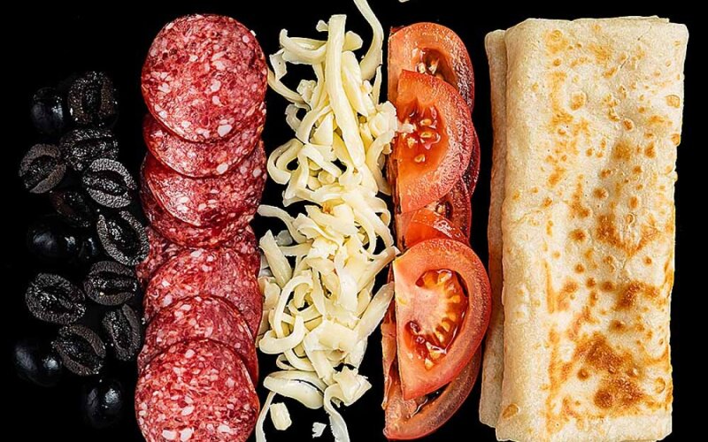 Блин с салями, сыром, томатами и маслинами
