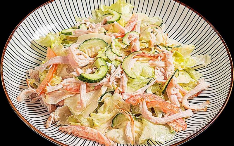 Салат с курицей и овощами