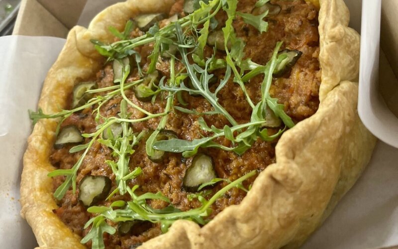 Пирог «Мясной» с соусом «Болоньезе»
