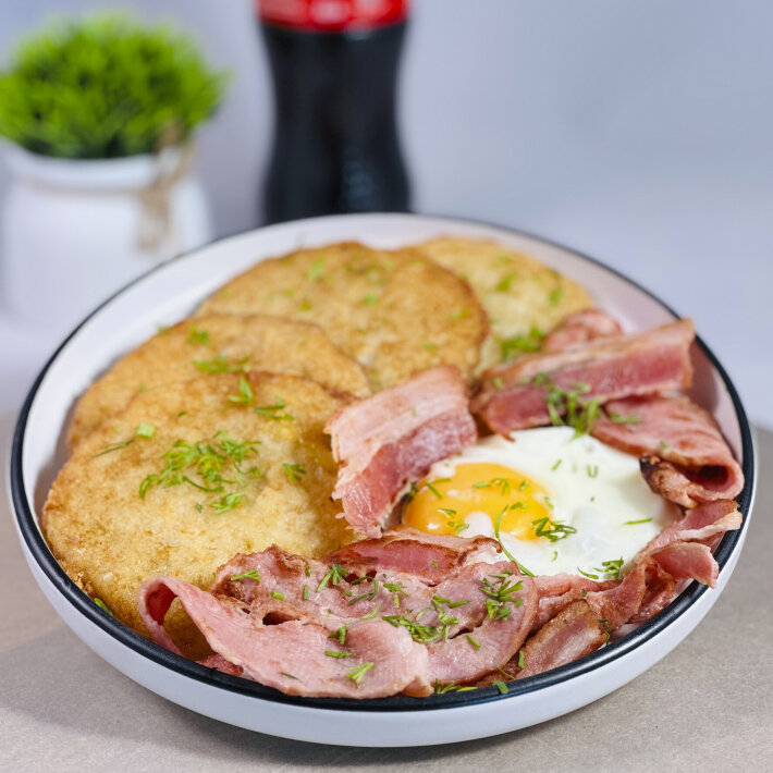 Драники с беконом и яйцом
