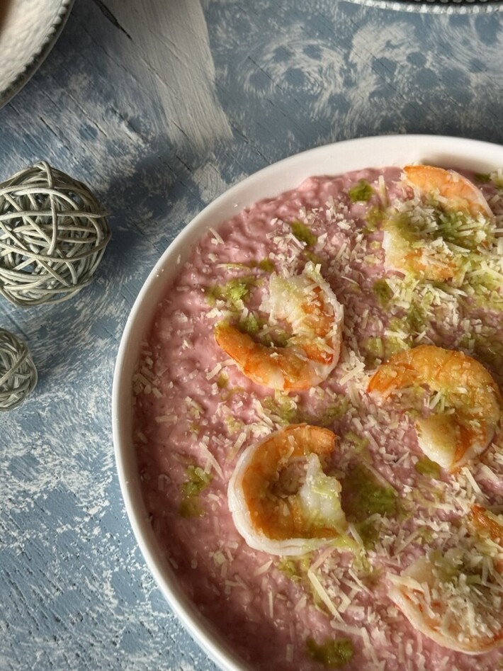 Розовое ризотто с креветками