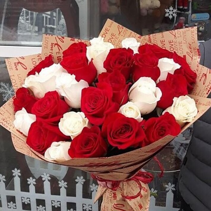 Букет из белых и красных роз