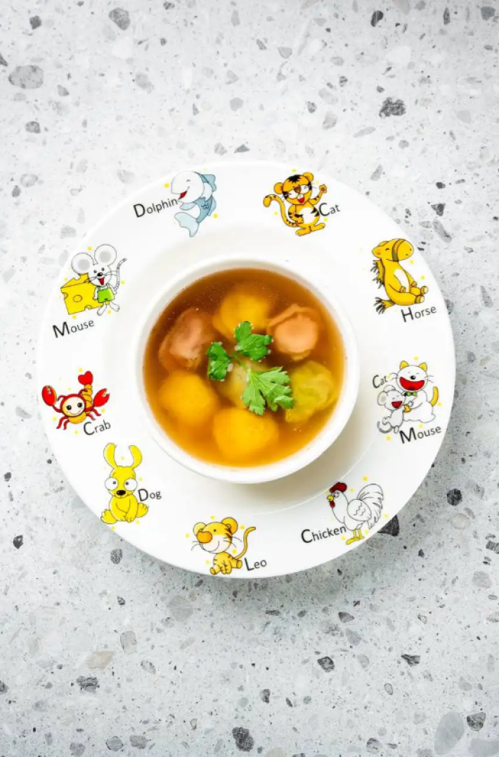 Разноцветные пельмени с бульоном