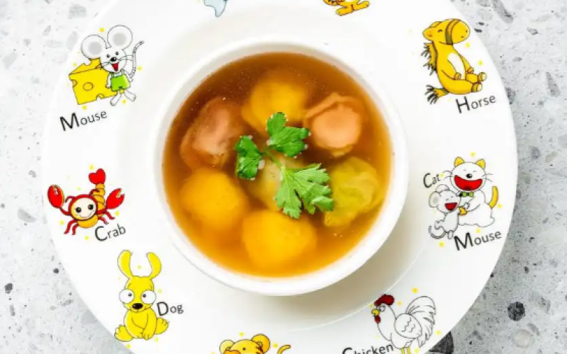 Разноцветные пельмени с бульоном