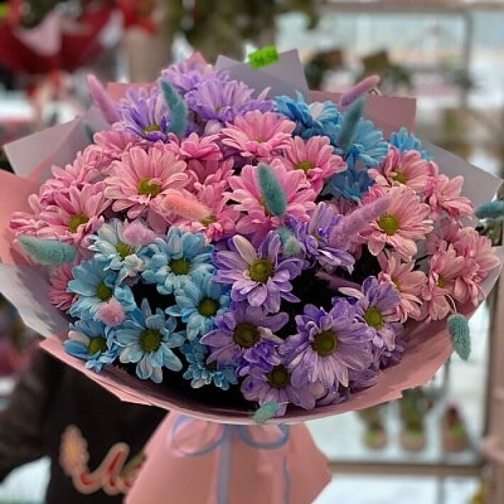 Букет из разноцветных ромашковых хризантем