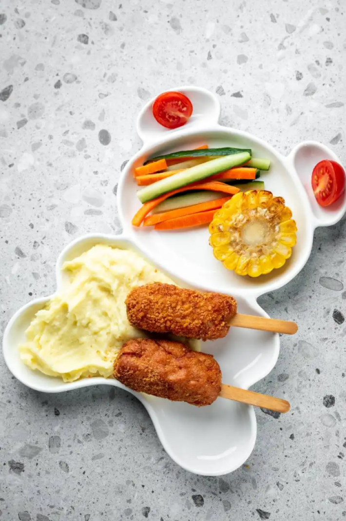 Мишка с эскимо из индейки, пюре и овощами палочками