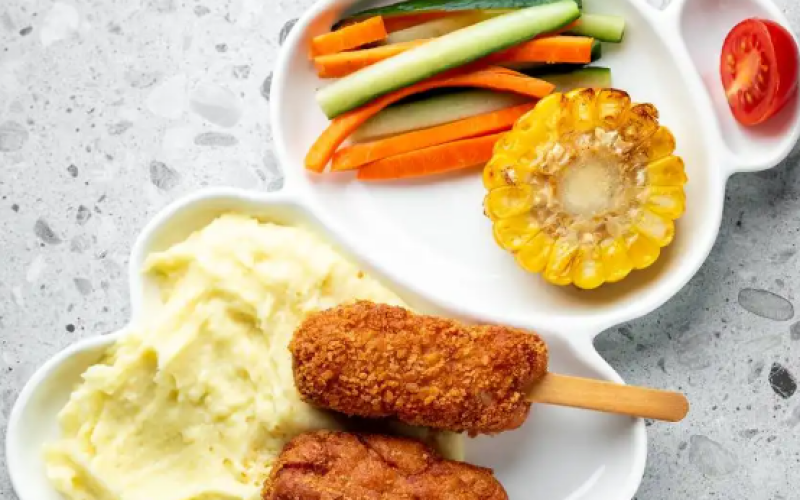 Мишка с эскимо из индейки, пюре и овощами палочками