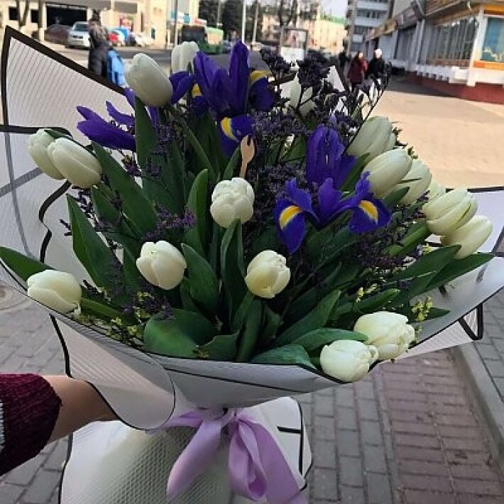 Букет из тюльпанов и ирисов