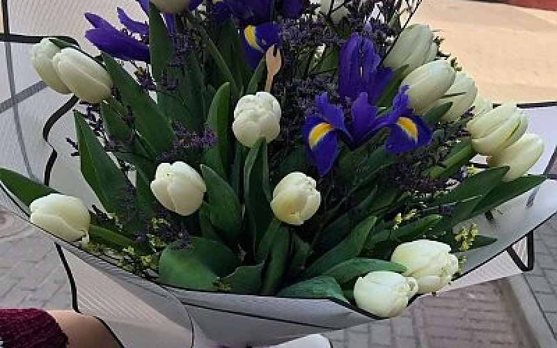 Букет из тюльпанов и ирисов