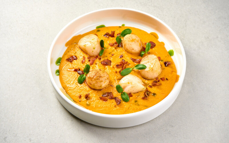 Гребешки с кремом пюре из моркови и с беконом криспи