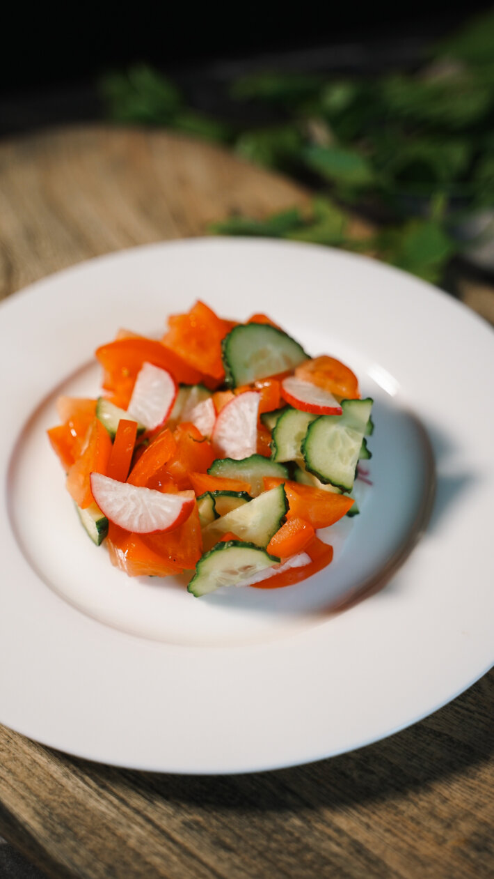 Салат из сезонных овощей с маслом