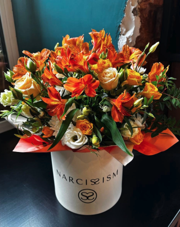 Яркая шляпная коробка с альстромерией