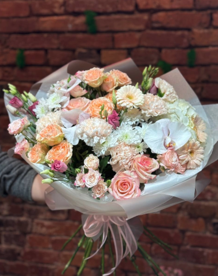 Букет с гермини и орхидеей