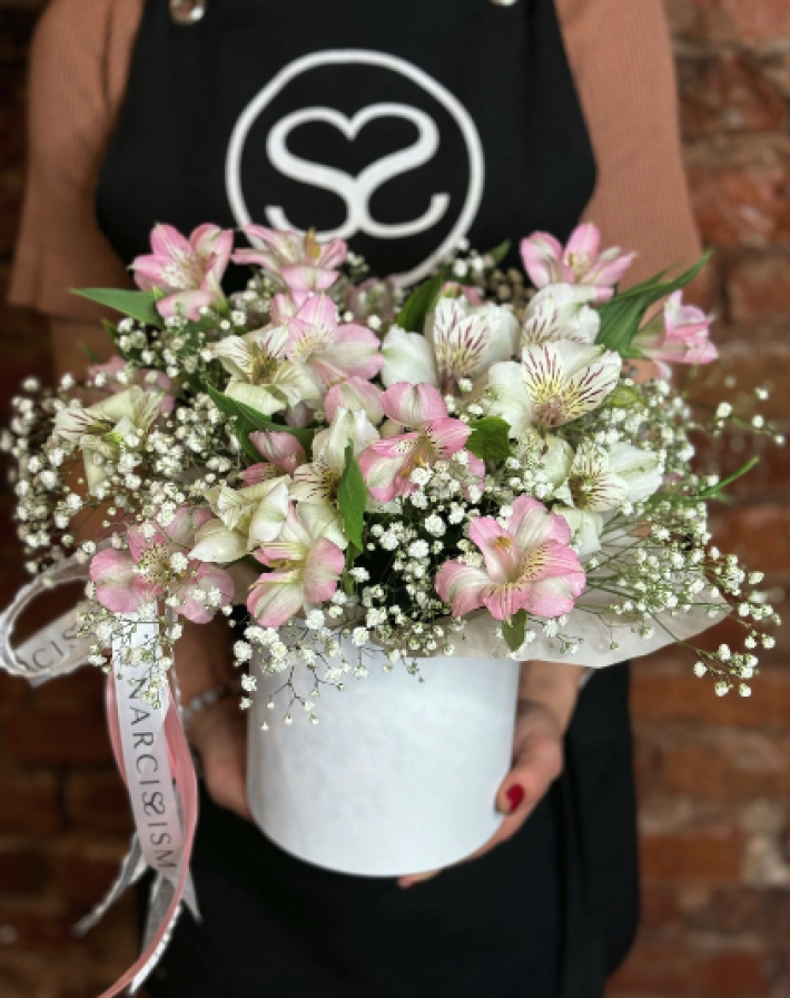 Шляпная коробка с альстромерией