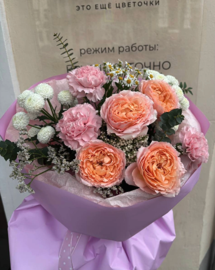 Авторский букет с кустовой розой и танацетумом