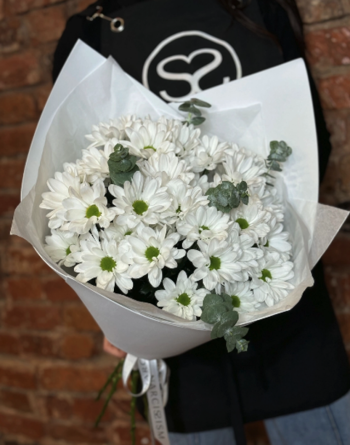 Букет хризантем с эвкалиптом