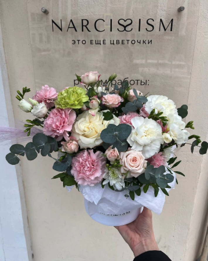 Шляпная коробка диантусов с эвкалиптом