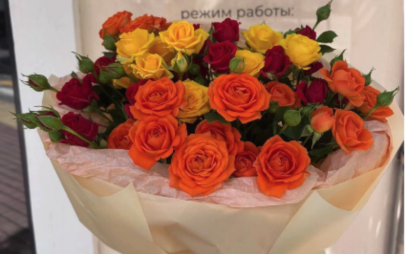 Букет из 9-и кустовых роз