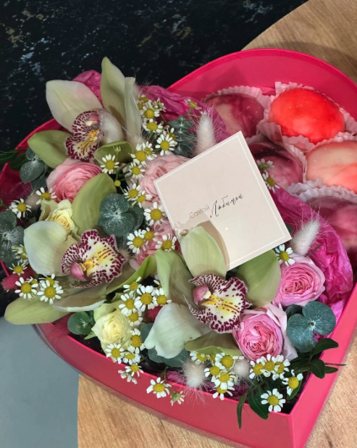 Коробка сердце с цветами и сладостями на ваш вкус