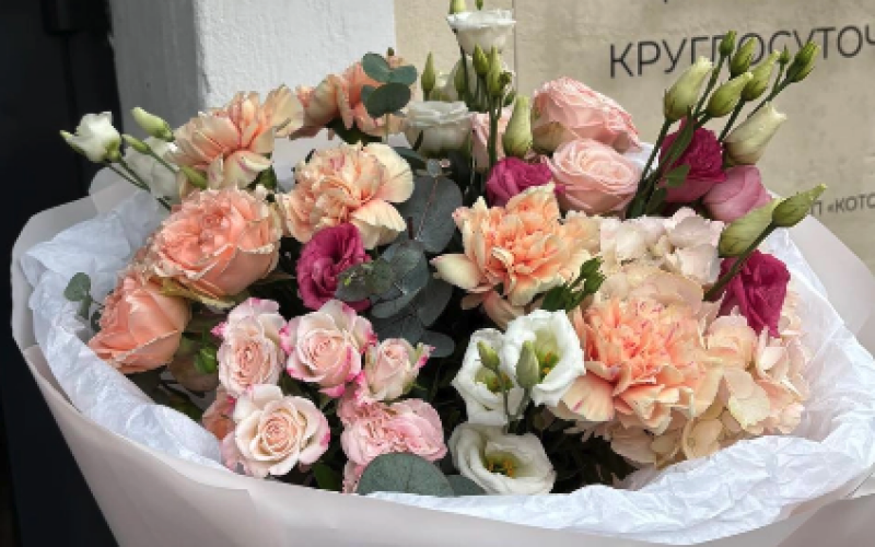 Букет авторский с диантусами, кустовой розой, эустомой и эвкалиптом