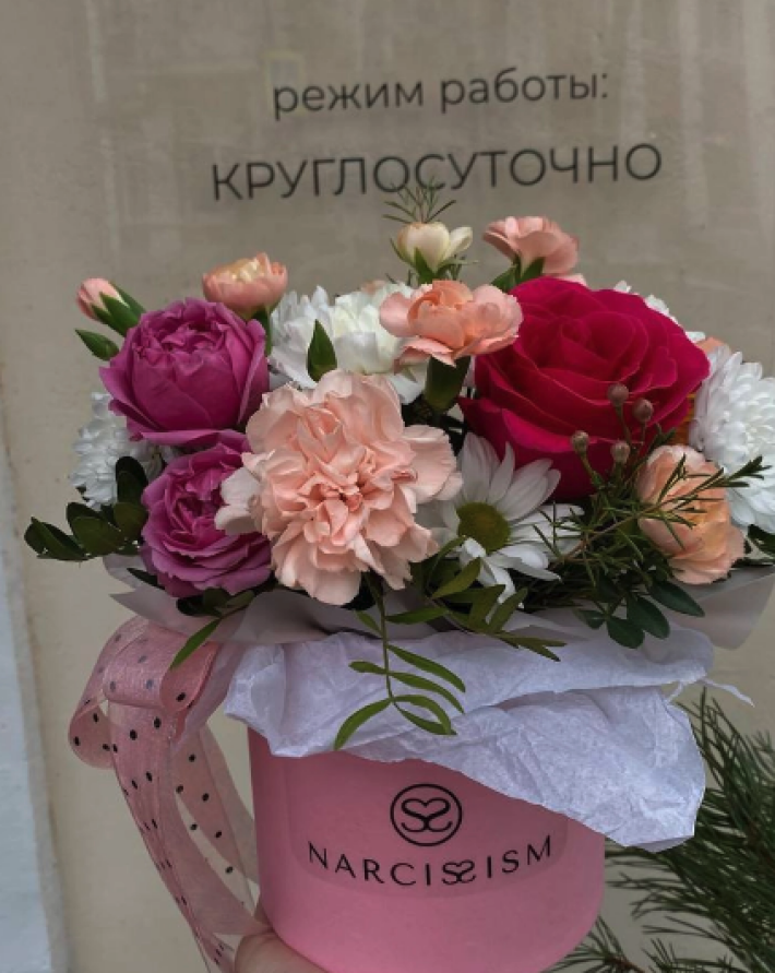 Шляпная коробка с хризантомой и розами