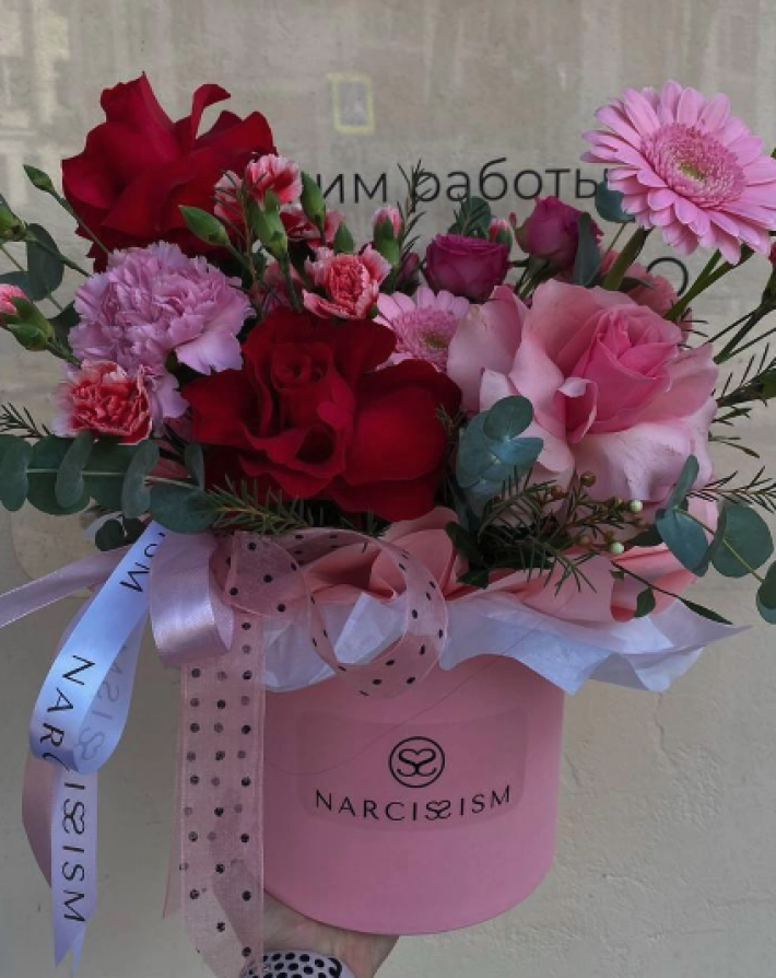 Шляпная коробка с розами и диантусом